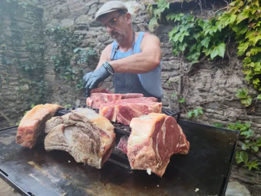 si vous souhaitez gouter dans les meilleures conditions aux saveurs d une viande locale pur produit tarnais garantie 100%.  n hésitez pas a nous contacter.